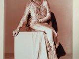 une vieille photo d'une femme assise sur une boîte blanche