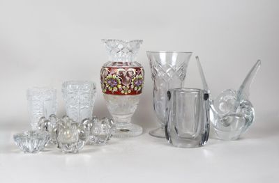 beaucoup d'objets en verre qui se trouvent sur la table