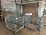 Plusieurs cages sont empilées les unes sur les autres dans un entrepôt