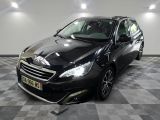 la photo d'une voiture noire garée dans un garage