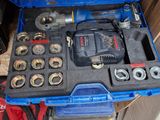 une boîte à outils bleue avec des outils sur le sol