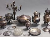 beaucoup d'objets en argent qui se trouvent sur la table
