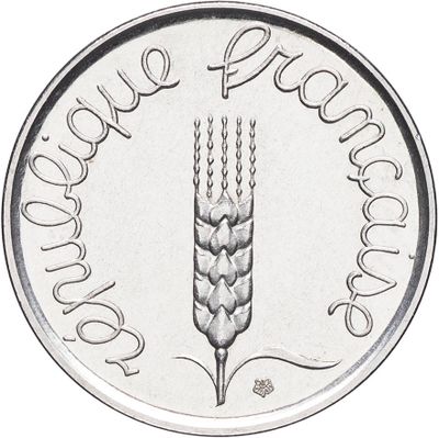 un gros plan d'une pièce d'argent sur laquelle figure une épis de blé