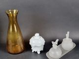 trois vases placés l'un à côté de l'autre sur une table