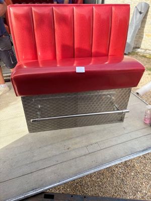un canapé rouge posé sur une table