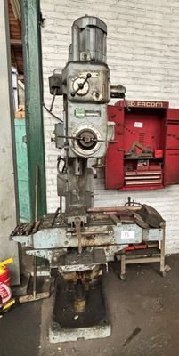 une machine qui se trouve dans un garage