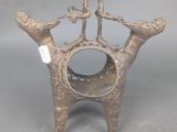 une statue en bronze représentant un homme et une femme à cheval