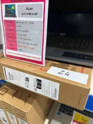 beaucoup de cartons sur la table, avec un ordinateur portable posé dessus