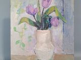 un tableau représentant des fleurs violettes dans un vase blanc posé sur une table
