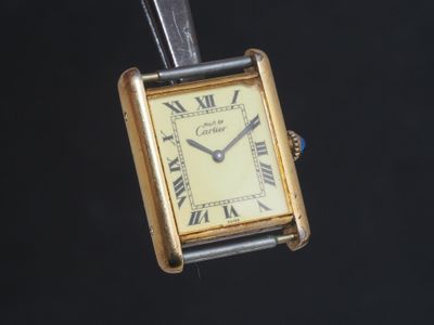 une montre en or avec des chiffres romains sur le cadran