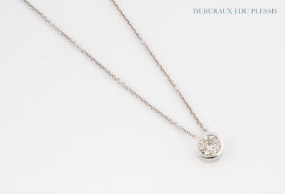 gros plan d'un collier avec un diamant sur une chaîne