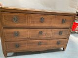 une commode en bois dotée de nombreux tiroirs