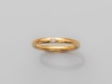 une bague en or jaune sertie d'un seul diamant