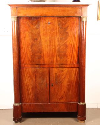 une photo d'un meuble en bois surmonté d'une horloge