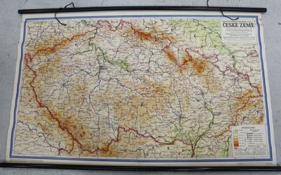 une vieille carte accrochée au mur d'une pièce, dans un cadre noir