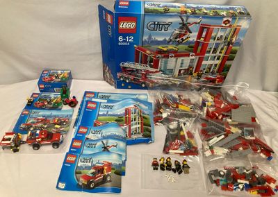 un tas de legos posés sur une table