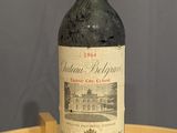 une bouteille de vin rouge posée sur une table en bois