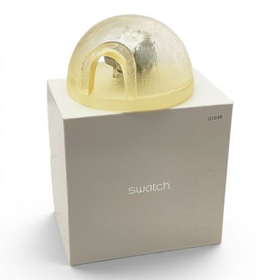 une boîte blanche contenant un objet jaune