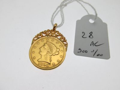 un gros plan d'une pièce d'or à laquelle est accrochée une étiquette de prix