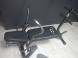 un banc noir et une chaise noire dans une pièce