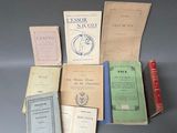 plusieurs livres sont empilés sur une table