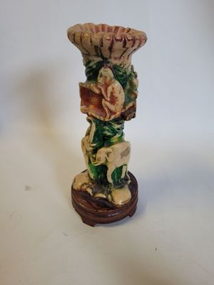 un petit vase posé sur une table