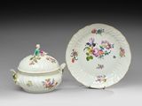 deux assiettes en porcelaine et une soucoupe ornées de fleurs