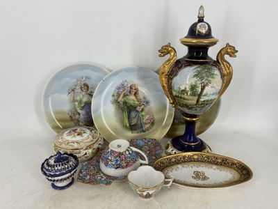 de nombreux objets décoratifs posés sur une table