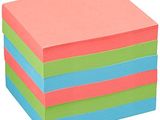 une pile de post-it colorés sur fond blanc