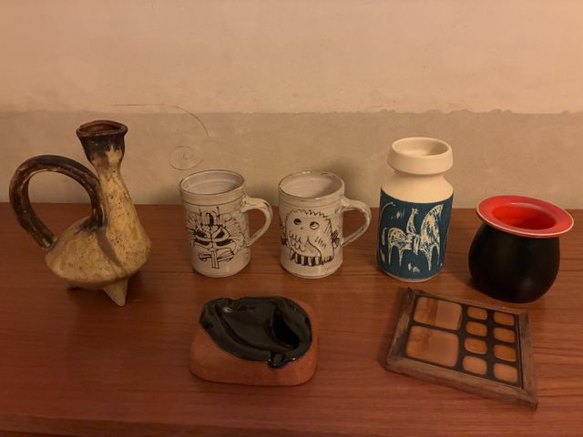 CERAMIQUE – Lot comprenant un vase zoomorphe tripode, deux tasses...