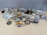 beaucoup de petits plats et de tasses sur la table