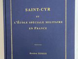 la couverture d'un livre bleu orné d'une inscription dorée