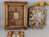 trois photos encadrées et la photo d'une femme sont posées sur une table