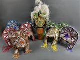 cinq masques posés sur une surface grise