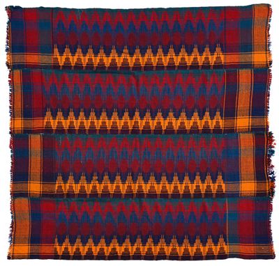 une couverture rouge, jaune et bleue avec un motif dessus