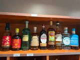 de nombreuses bouteilles d'alcool sur une étagère dans une pièce