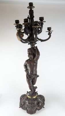 paire de candélabres anciens en bronze ornés de chérubins et de chérubins