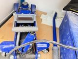une machine bleue posée sur le sol