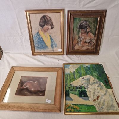 trois tableaux encadrés représentant une femme et un chien posés sur une table