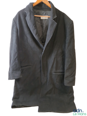 une photo d'un manteau suspendu à un cintre