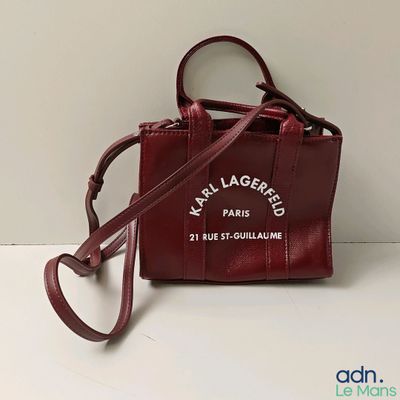 le petit sac rouge est posé sur une surface blanche
