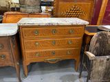 une commode en marbre dans une pièce