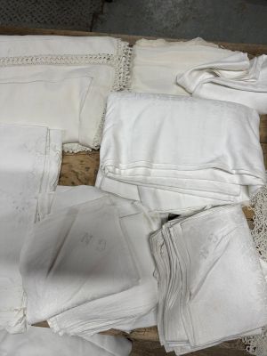 beaucoup de nappes blanches sur une table en bois