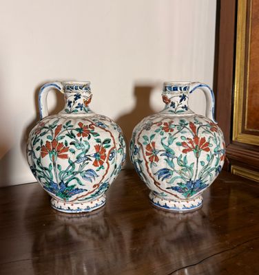 deux vases posés sur une table en bois