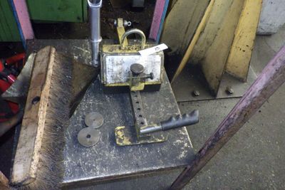 une petite machine posée sur un morceau de métal