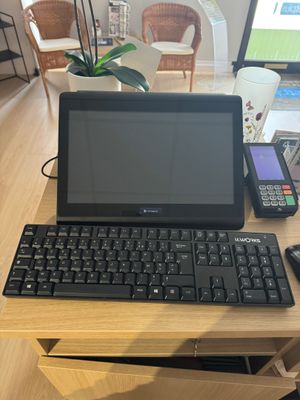 un bureau sur lequel se trouvent un ordinateur portable, un clavier, une souris et un téléphone