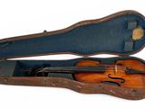 un vieux violon dans son étui, sur fond blanc