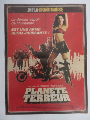 L'affiche du film « Planet Terror » est accrochée au mur.
