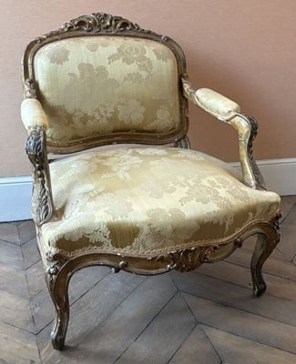 a chair that is sitting on the floor in a room