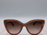 gros plan d'une paire de lunettes de soleil sur une surface blanche